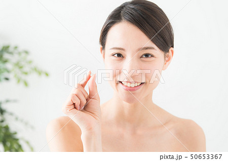 錠剤を持つ女性の写真 50653367