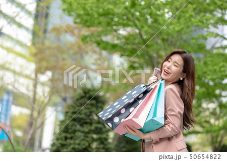 若い 店 女性 50654822