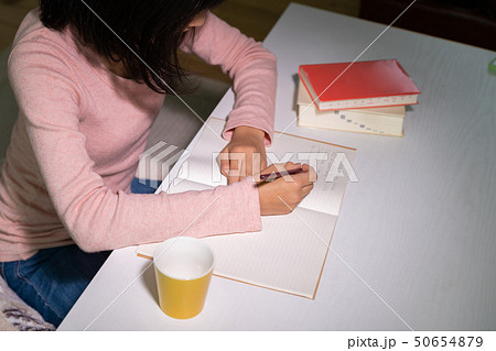 女の子 勉強 手元 女の子 勉強 手元 50654879