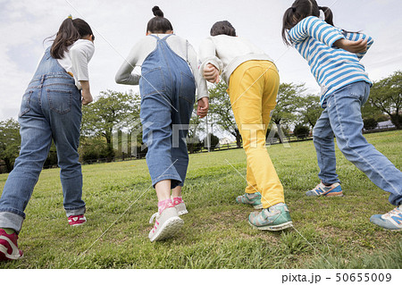 大勢で走る子供達　位置について 50655009