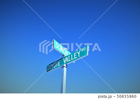 カリフォルニア州、29パームズ近く、デザートハイツの道路標識 カリフォルニア州、29パームズ近く、デザートハイツの道路標識 50655860
