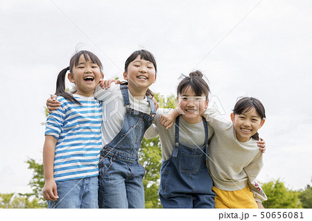 肩を組んで笑う子供達の写真素材