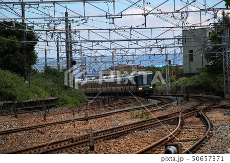 カーブを通過、山崎駅に接近する網干行普通、JR西日本223系電車V59編成 先頭クハ222-2096 カーブを通過、山崎駅に接近する網干行普通、JR西日本223系電車V59編成 先頭クハ222-2096 50657371