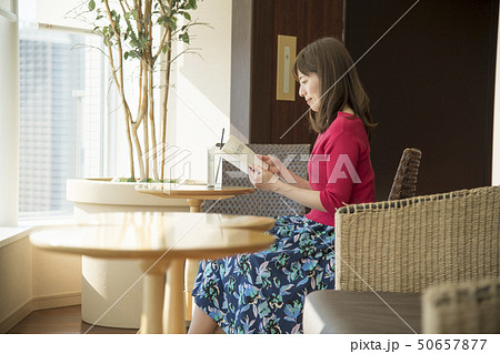 カフェ 読書 女性 カフェ 読書 女性 50657877