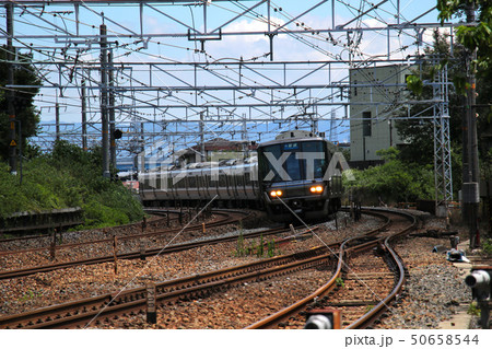 カーブを通過、山崎駅に接近中の網干行普通、JR西日本223系電車V59編成　先頭クハ222-2096 50658544