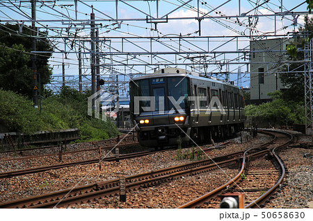 カーブを通過し山崎駅に接近する網干行普通、JR西日本223系電車V59編成　先頭クハ222-2096 50658630