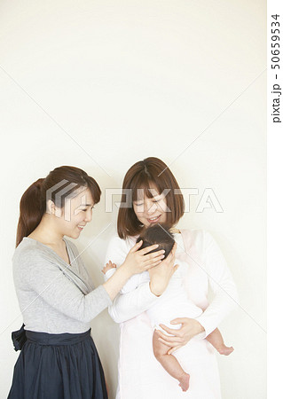 保育園に子どもを預ける 50659534