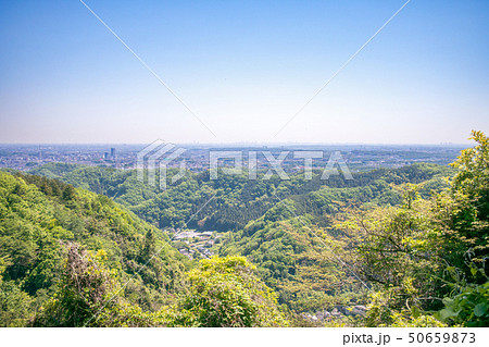 高尾山 初夏の登山道 稲荷山コース あずま屋から東京都心方面の眺望 高尾山 初夏の登山道 稲荷山コース あずま屋から東京都心方面の眺望 50659873