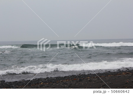 グレー 荒い 波 50660642