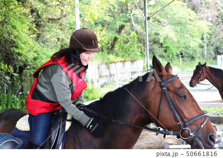 乗馬をする女性 乗馬をする女性 50661816