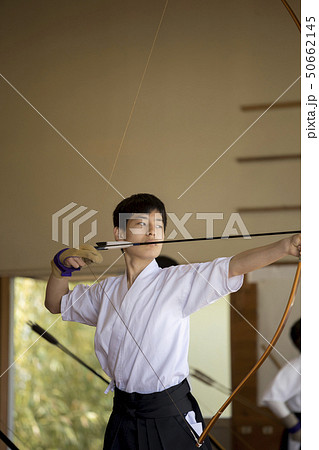 弓道をする男子中学生 50662145
