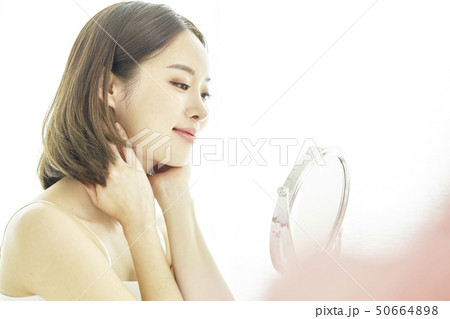 ビューティー スキンケア 若い女性 50664898