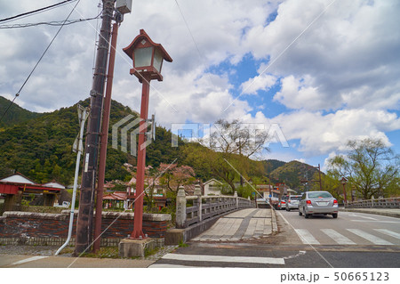 島根(山陰の小京都)の津和野町の津和野大橋(南方面)を見る 島根(山陰の小京都)の津和野町の津和野大橋(南方面)を見る 50665123