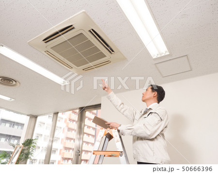 大型エアコンの点検をする作業員 50666396