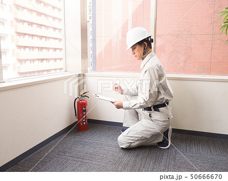 消火器の点検をする作業員 消火器の点検をする作業員 50666670