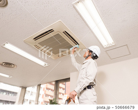 大型エアコンの清掃をする作業員 50666679