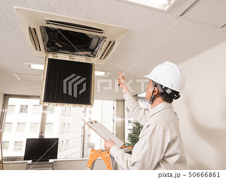 大型エアコンの点検をする作業員 50666861