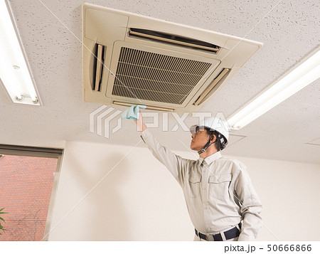 大型エアコンの清掃をする作業員 50666866