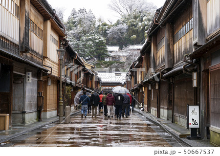冬の金沢観光　雪のひがし茶屋街 50667537