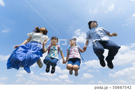 ジャンプする　4人家族 50667542