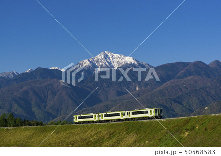 甲斐駒ケ岳と小海線 2 50668583