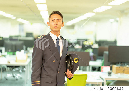 パイロット　制服　帽子 50668894