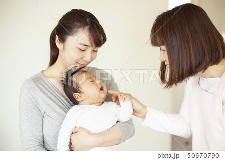 保育園に子どもを預ける 保育園に子どもを預ける 50670790