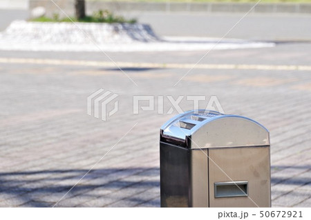 屋外の喫煙コーナー　喫煙イメージ 50672921