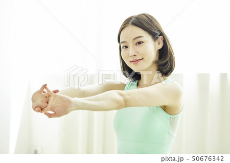 若い女性 女性 女 50676342