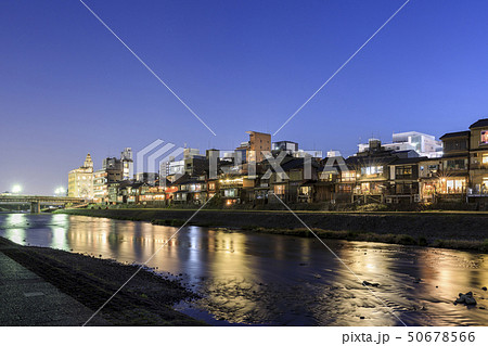 京都 春 鴨川の夜景の写真素材