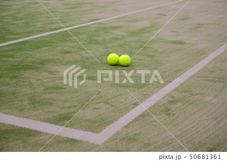 オムニコート上の２個のテニスボールの写真素材