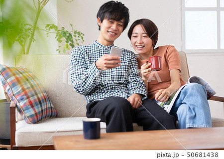 カップル　夫婦　新婚　スマホ　寄り添う　イメージ 50681438