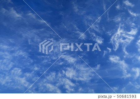 雲 鈎状雲 巻雲 青空 夏 初夏 渦巻 くも 空 そら の写真素材 [50681593