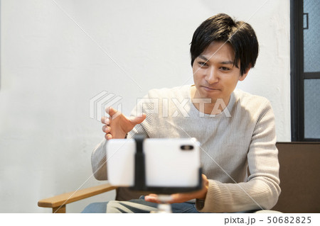 スマートフォンで動画を撮影する男性 50682825