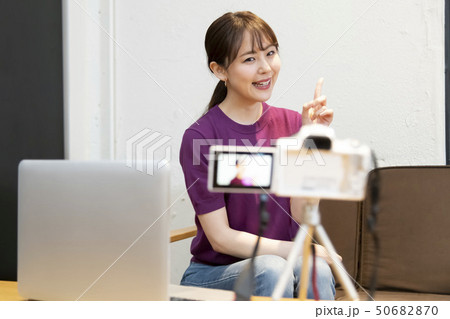 動画撮影をする女性 動画撮影をする女性 50682870