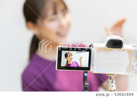 動画撮影をする女性 動画撮影をする女性 50682899