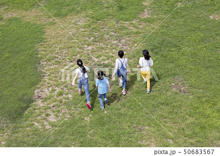 大勢で走る子供達 50683567