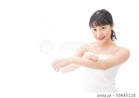 クリームを塗る若い女性 50685120