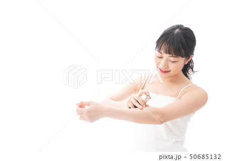 クリームを塗る若い女性 50685132