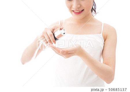 クリームを塗る若い女性 50685137
