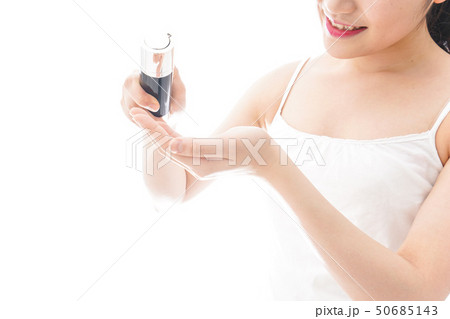 クリームを塗る若い女性 50685143