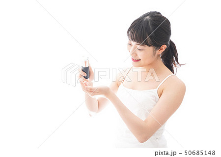 クリームを塗る若い女性 クリームを塗る若い女性 50685148
