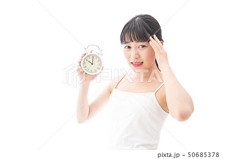寝坊をする若い女性 50685378