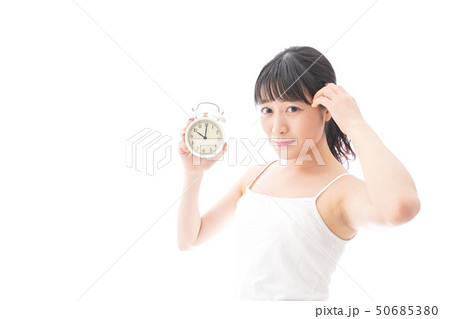 寝坊をする若い女性 50685380