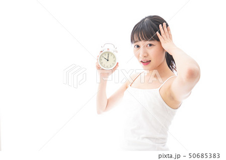 寝坊をする若い女性 50685383