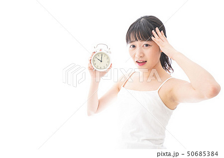 寝坊をする若い女性 寝坊をする若い女性 50685384