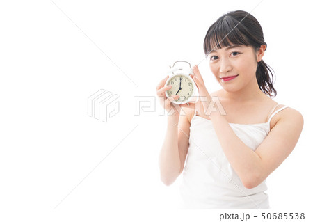 早起きをする若い女性 早起きをする若い女性 50685538