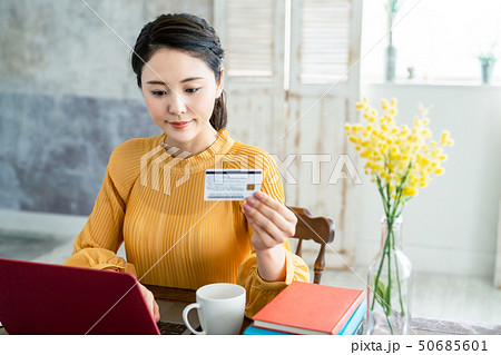 クレジットカードを見る女性 50685601