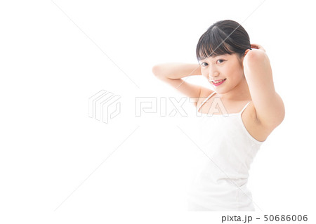 ヘアケアをする若い女性 ヘアケアをする若い女性 50686006