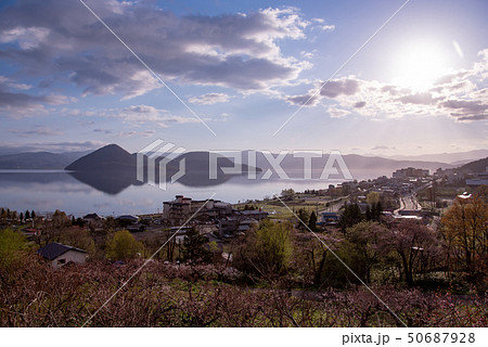 北海道　洞爺湖と温泉街の眺め　雨上がりの朝 50687928